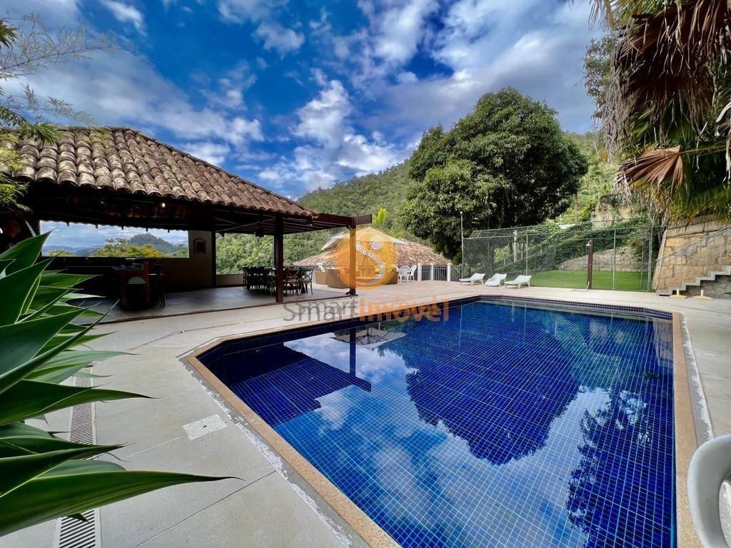 Casa DUPLEX em condomínio fechado com 280m², 4 suítes e 4 vagas - Petrópolis - 