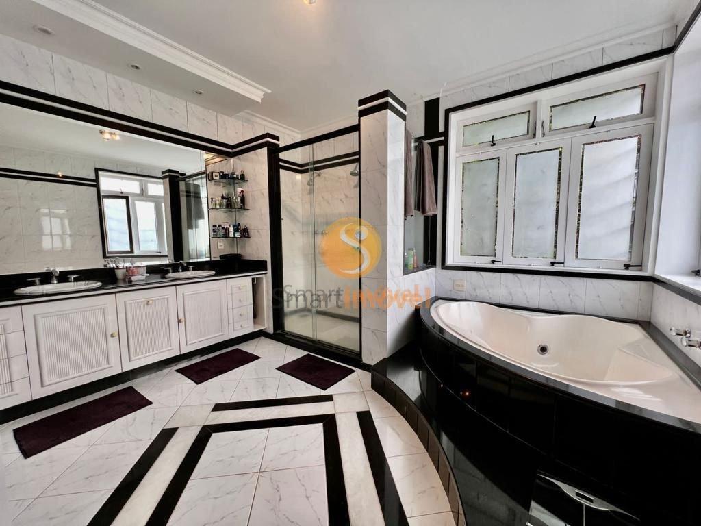 Casa DUPLEX em condomínio fechado com 280m², 4 suítes e 4 vagas - Petrópolis - 