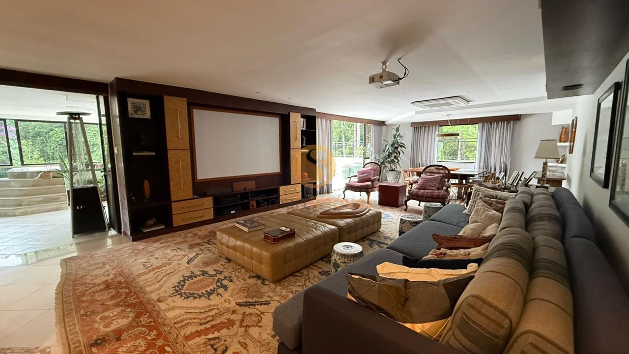 Cobertura Duplex com 500m&sup2;, 3 su&iacute;tes e 2 vagas  Petrópolis - 