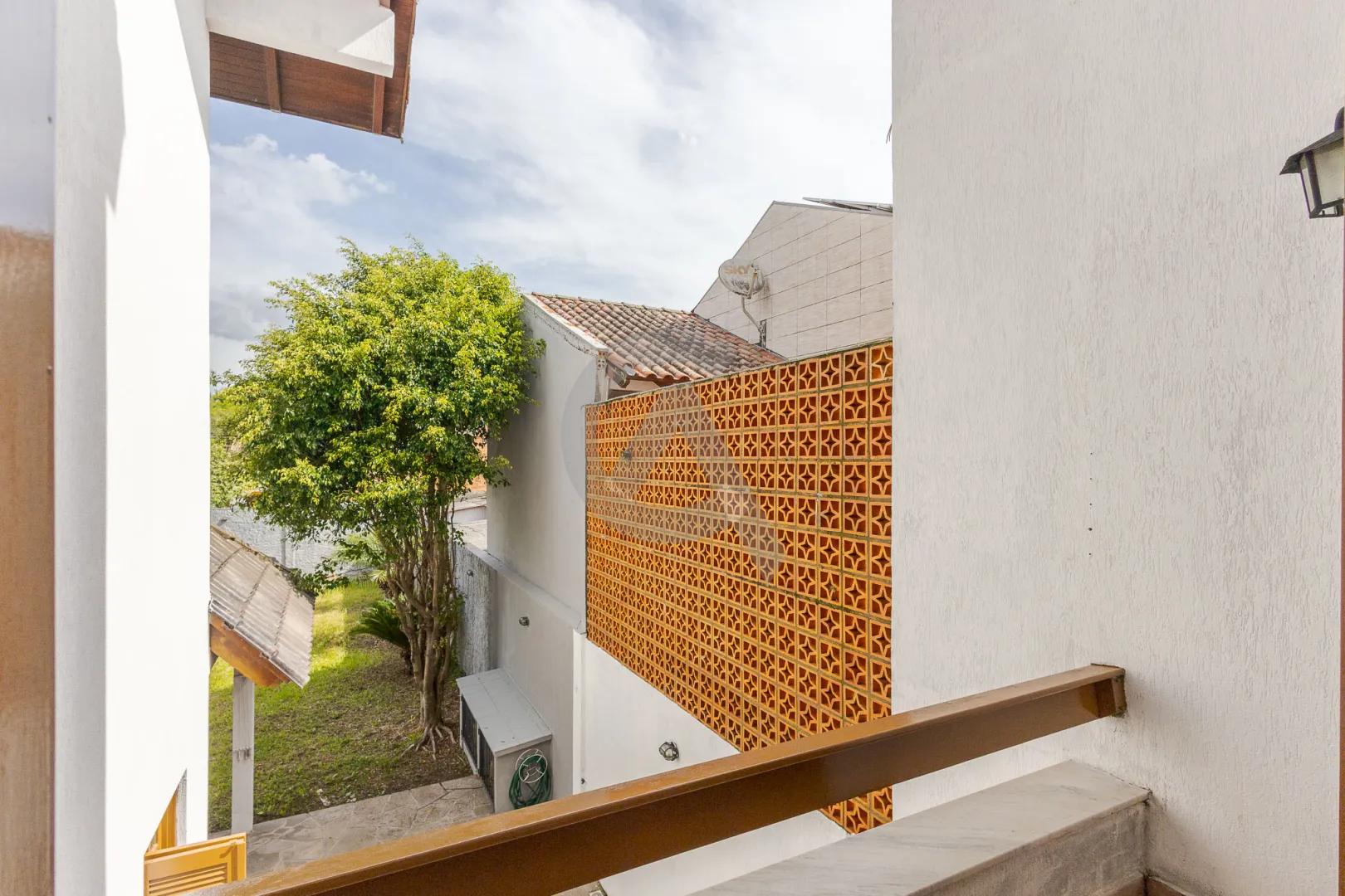 Excelente Sobrado 04 ( quatro ) dormit&oacute;rios, 01 (uma) Su&iacute;te no bairro Niter&oacute;i em Canoas  Canoas - 