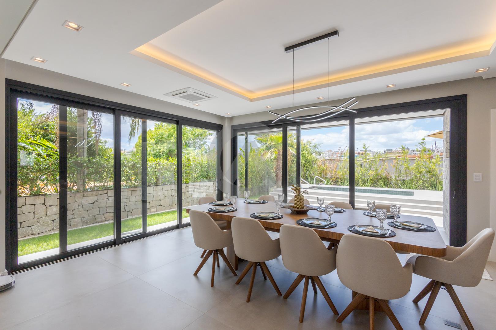 Casa em condom&iacute;nio &agrave; venda mobiliada 4 su&iacute;tes, p&aacute;tio com piscina em Canoas Rua Monte Castelo Canoas - 