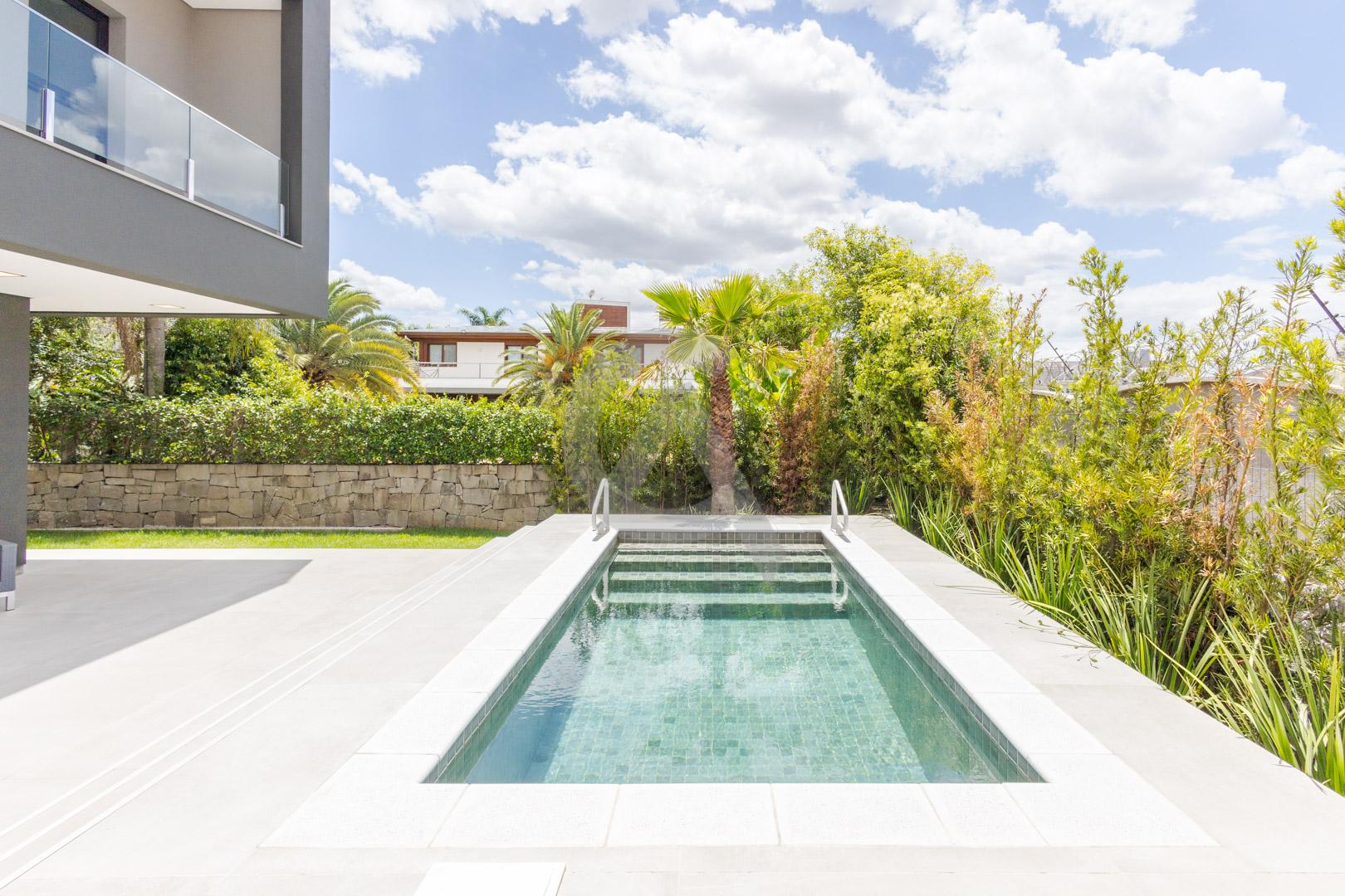 Casa em condom&iacute;nio &agrave; venda mobiliada 4 su&iacute;tes, p&aacute;tio com piscina em Canoas Rua Monte Castelo Canoas - 