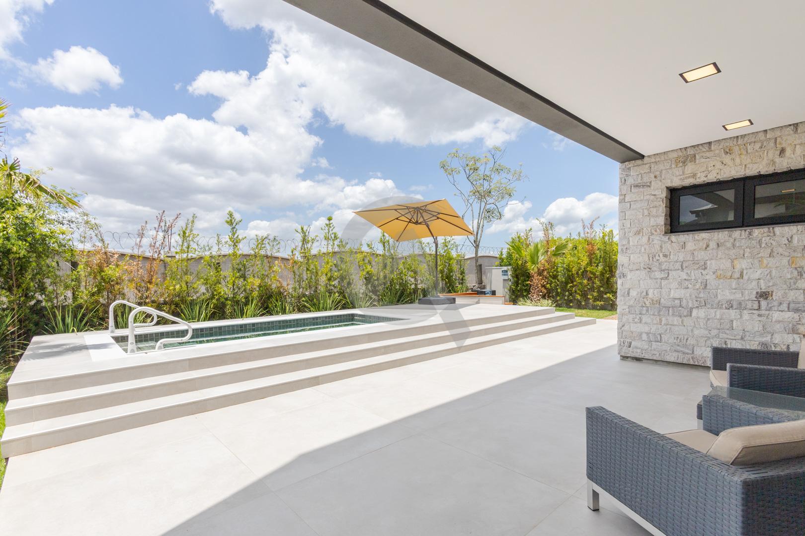 Casa em condom&iacute;nio &agrave; venda mobiliada 4 su&iacute;tes, p&aacute;tio com piscina em Canoas Rua Monte Castelo Canoas - 