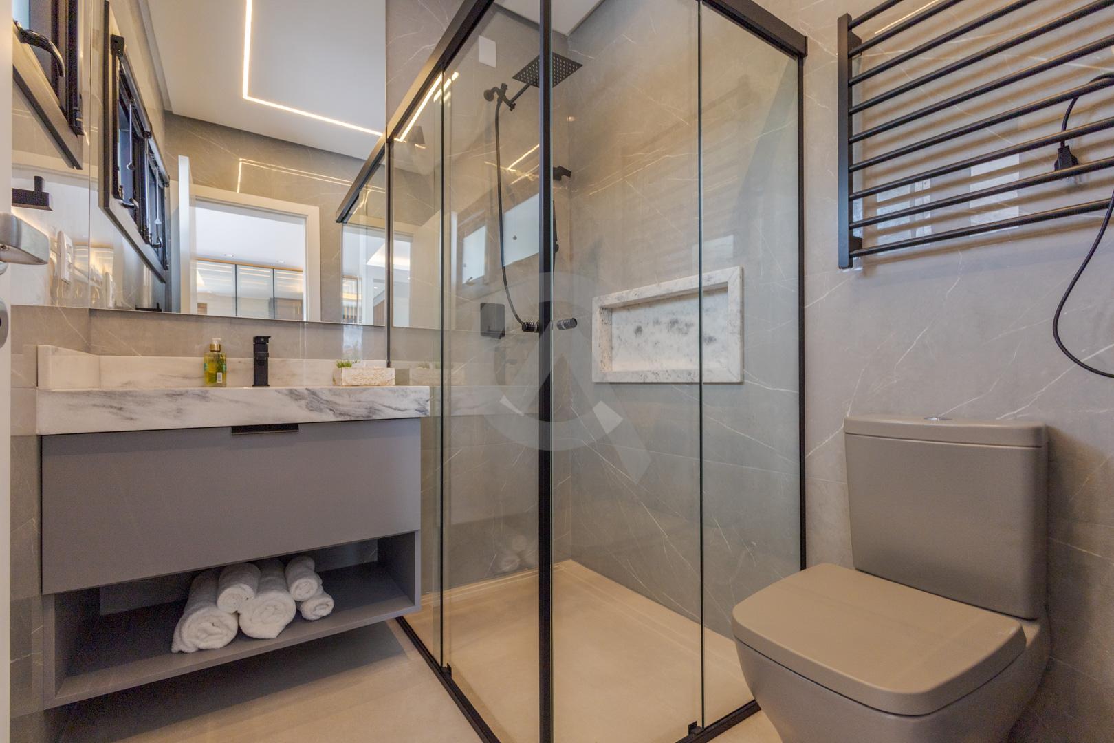 Casa em condom&iacute;nio &agrave; venda mobiliada 4 su&iacute;tes, p&aacute;tio com piscina em Canoas Rua Monte Castelo Canoas - 