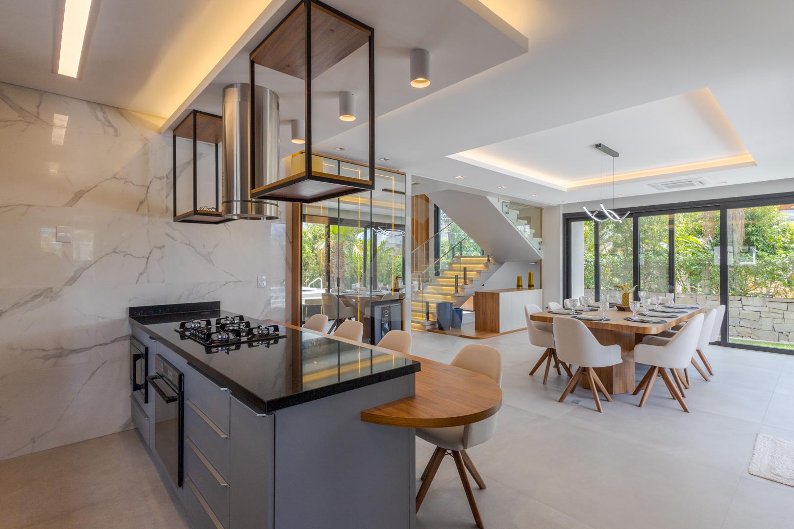 Casa em condom&iacute;nio &agrave; venda mobiliada 4 su&iacute;tes, p&aacute;tio com piscina em Canoas Rua Monte Castelo Canoas - 