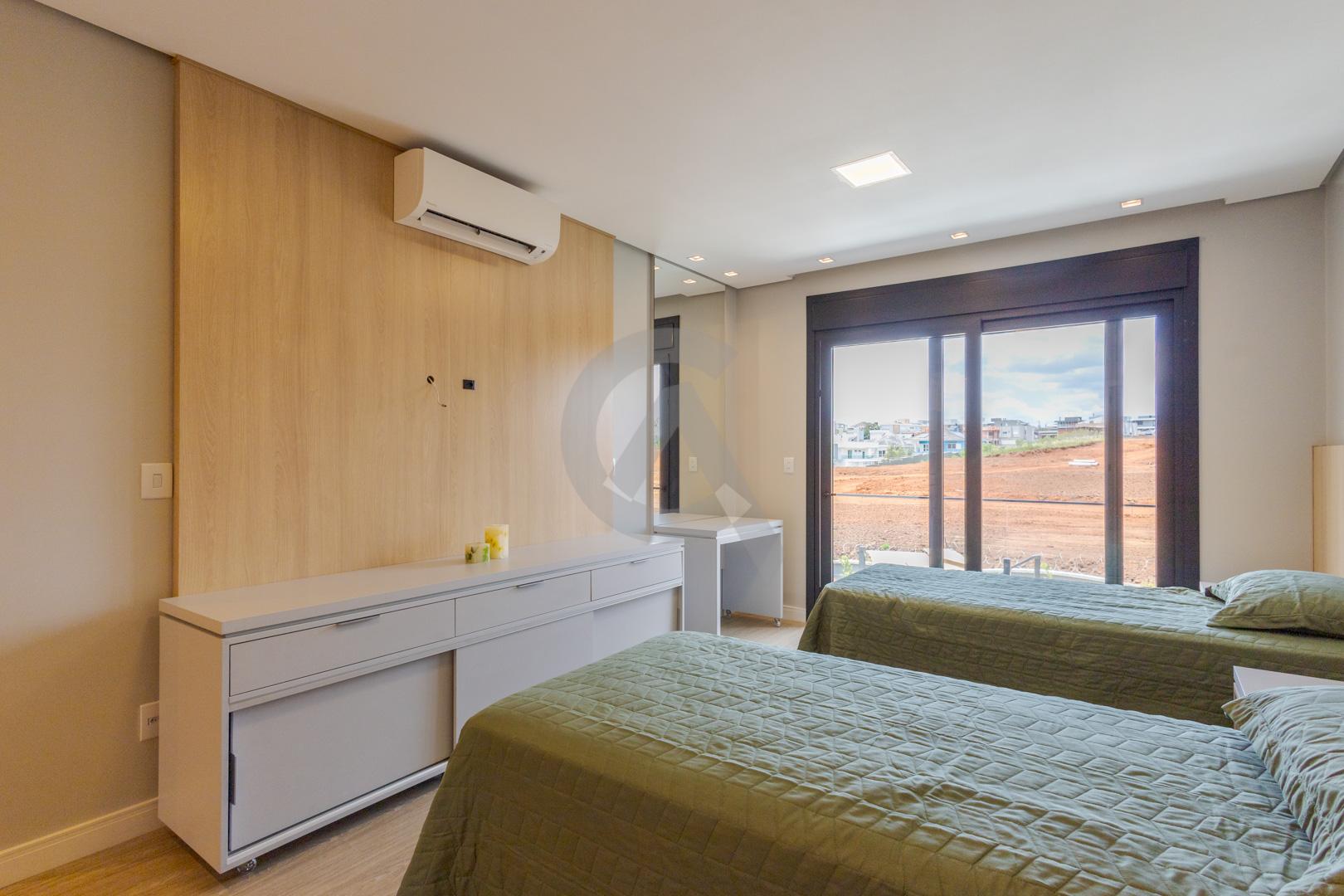 Casa em condom&iacute;nio &agrave; venda mobiliada 4 su&iacute;tes, p&aacute;tio com piscina em Canoas Rua Monte Castelo Canoas - 