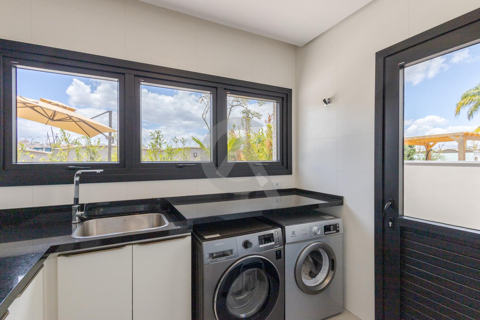 Casa em condom&iacute;nio &agrave; venda mobiliada 4 su&iacute;tes, p&aacute;tio com piscina em Canoas Rua Monte Castelo Canoas - 