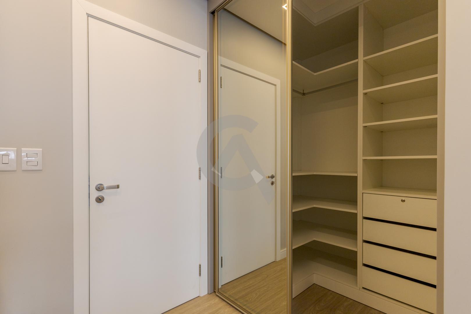 Casa em condom&iacute;nio &agrave; venda mobiliada 4 su&iacute;tes, p&aacute;tio com piscina em Canoas Rua Monte Castelo Canoas - 