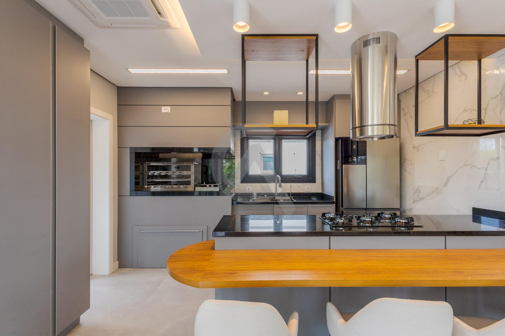 Casa em condom&iacute;nio &agrave; venda mobiliada 4 su&iacute;tes, p&aacute;tio com piscina em Canoas Rua Monte Castelo Canoas - 