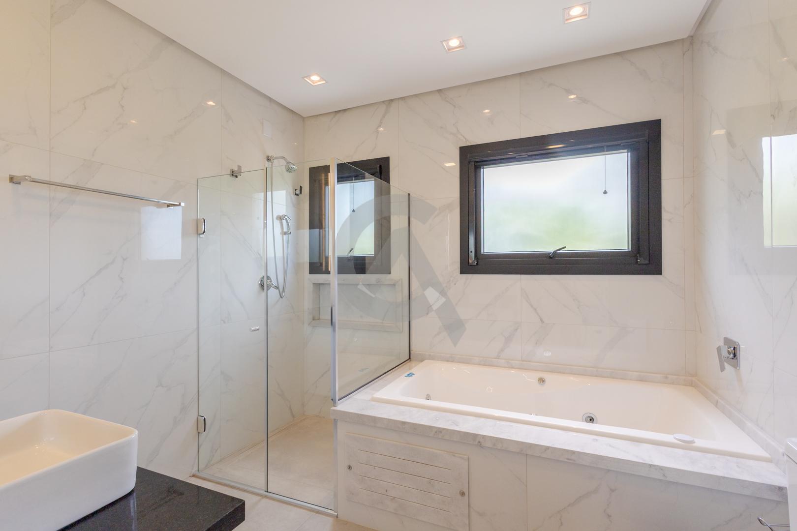 Casa em condom&iacute;nio &agrave; venda mobiliada 4 su&iacute;tes, p&aacute;tio com piscina em Canoas Rua Monte Castelo Canoas - 