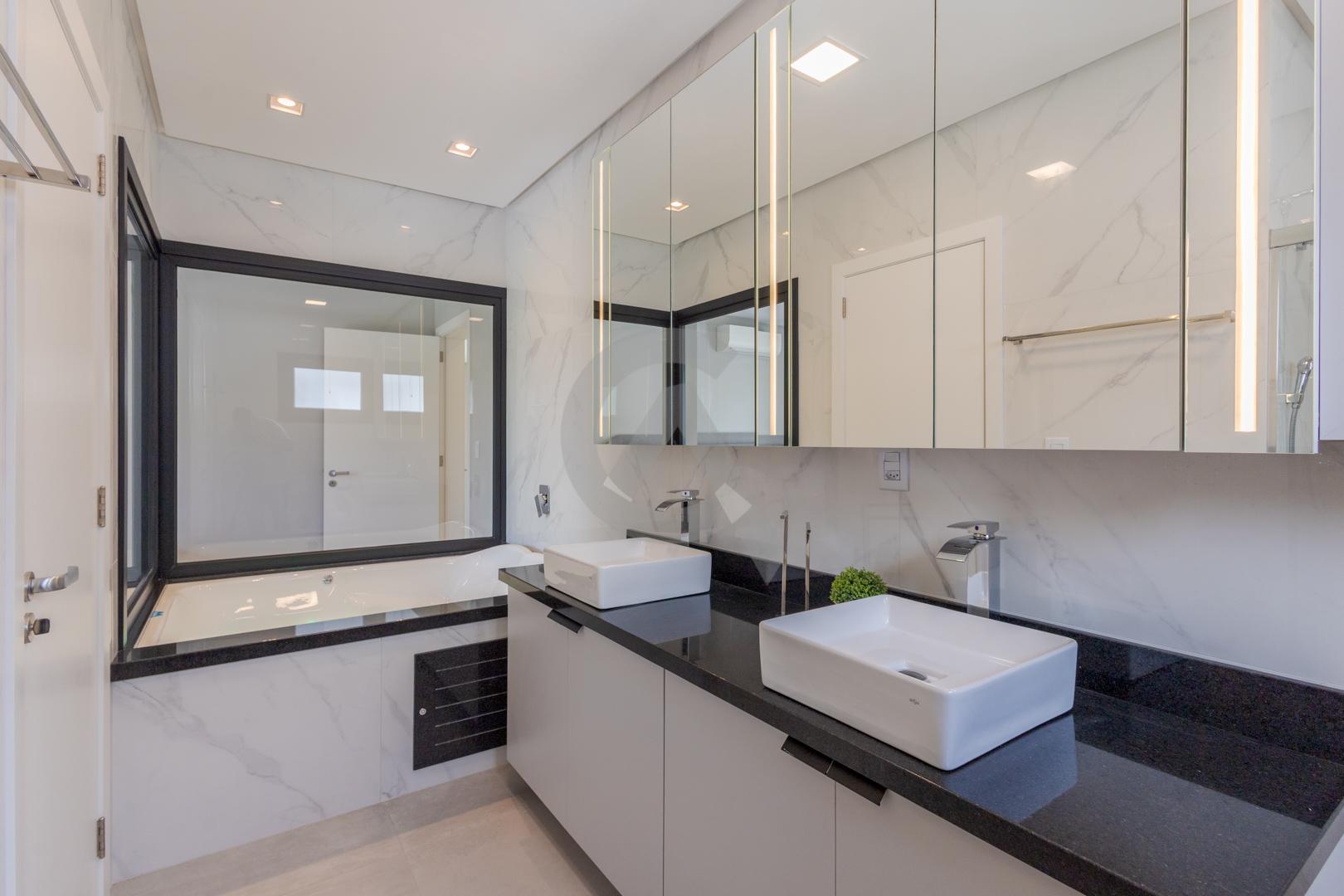 Casa em condom&iacute;nio &agrave; venda mobiliada 4 su&iacute;tes, p&aacute;tio com piscina em Canoas Rua Monte Castelo Canoas - 