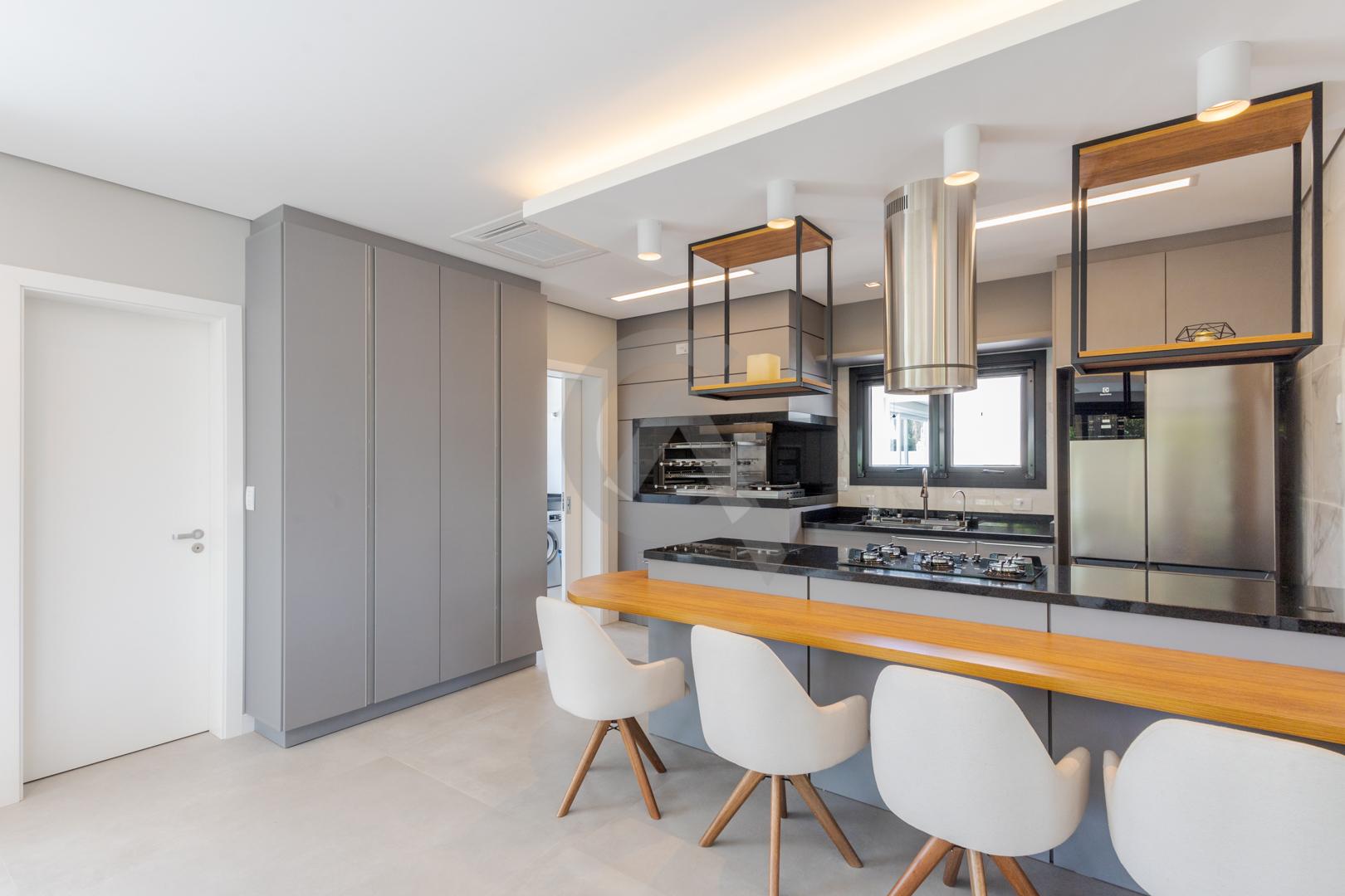 Casa em condom&iacute;nio &agrave; venda mobiliada 4 su&iacute;tes, p&aacute;tio com piscina em Canoas Rua Monte Castelo Canoas - 