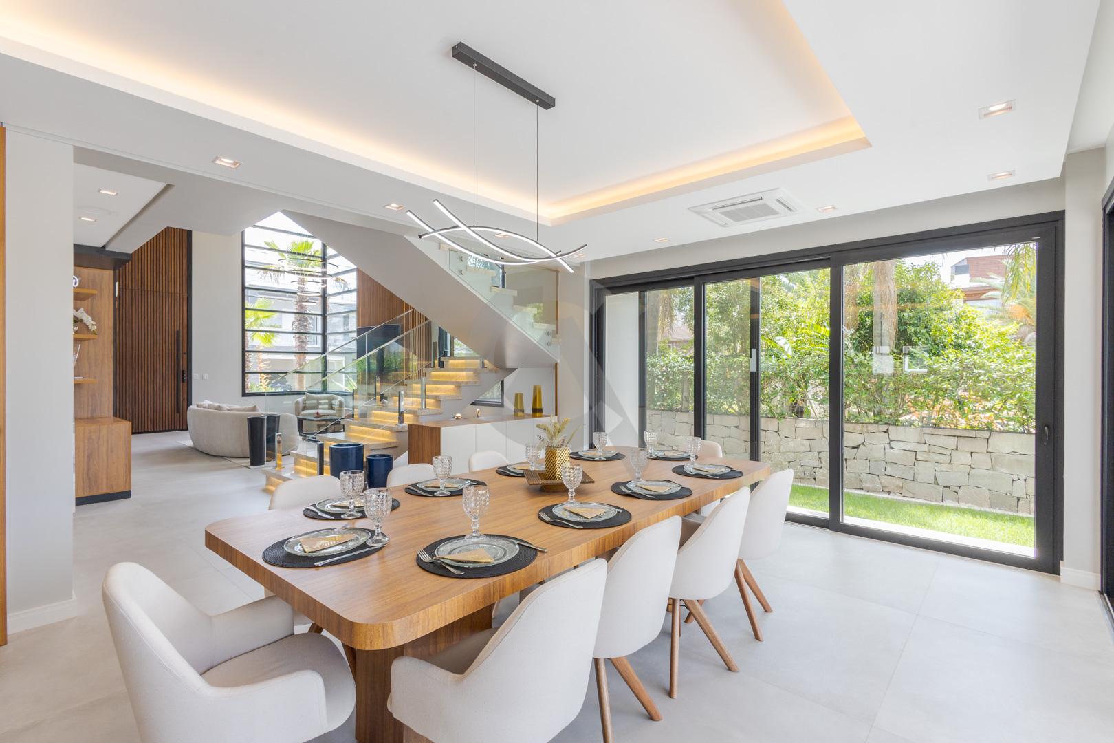 Casa em condom&iacute;nio &agrave; venda mobiliada 4 su&iacute;tes, p&aacute;tio com piscina em Canoas Rua Monte Castelo Canoas - 