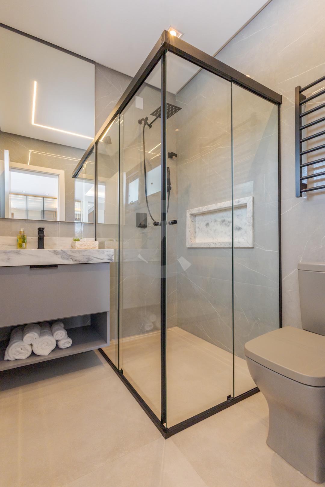 Casa em condom&iacute;nio &agrave; venda mobiliada 4 su&iacute;tes, p&aacute;tio com piscina em Canoas Rua Monte Castelo Canoas - 