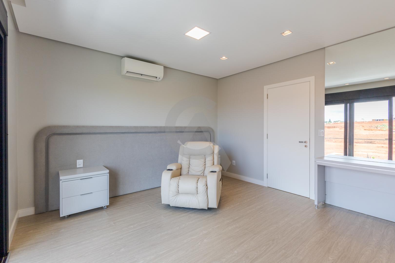 Casa em condom&iacute;nio &agrave; venda mobiliada 4 su&iacute;tes, p&aacute;tio com piscina em Canoas Rua Monte Castelo Canoas - 