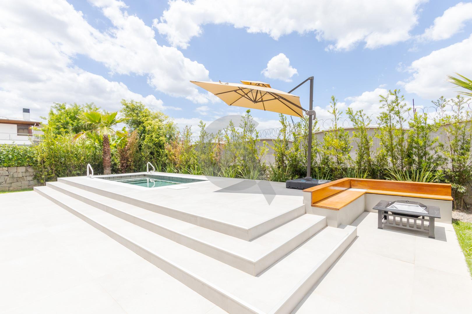 Casa em condom&iacute;nio &agrave; venda mobiliada 4 su&iacute;tes, p&aacute;tio com piscina em Canoas Rua Monte Castelo Canoas - 