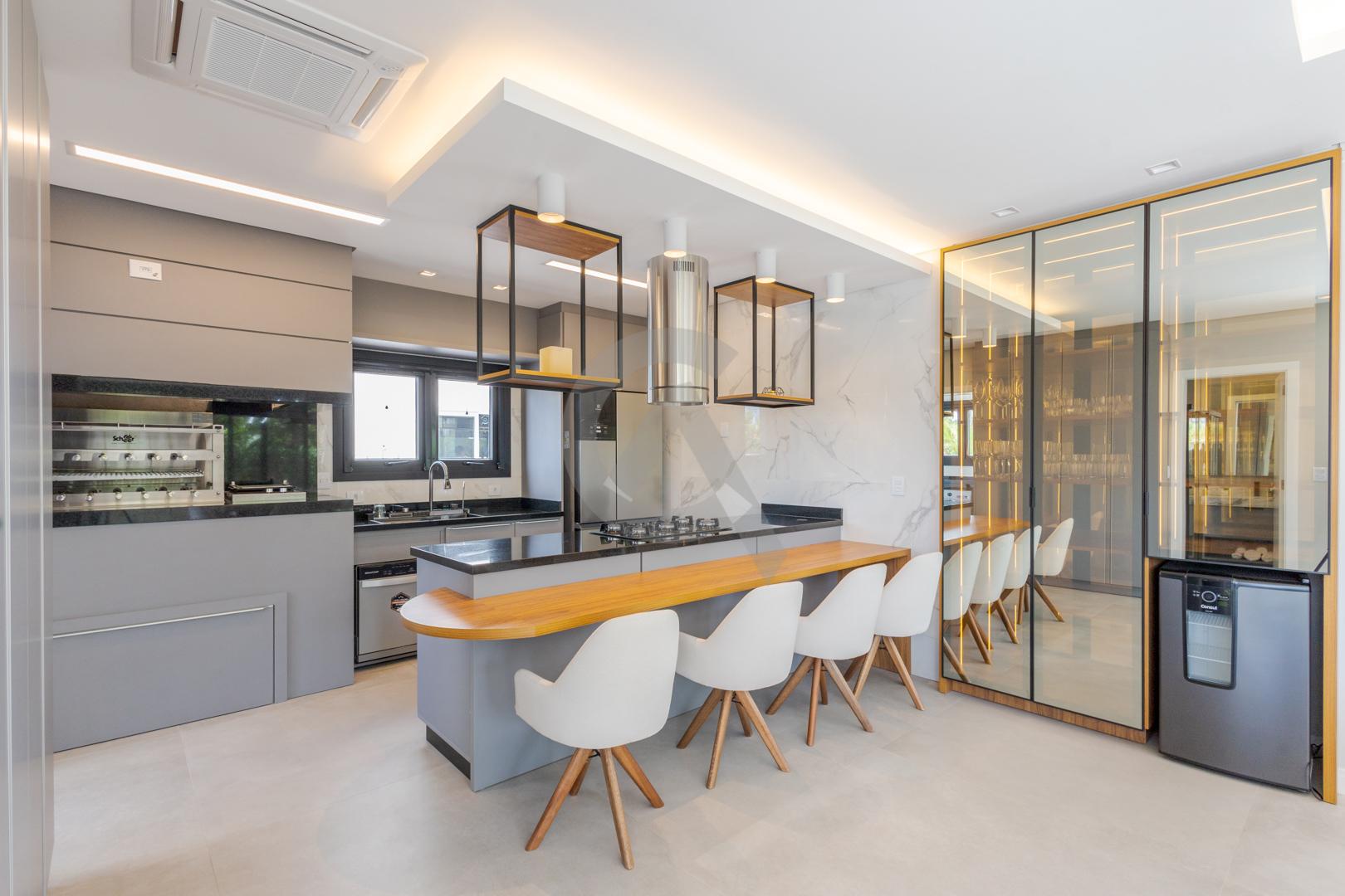 Casa em condom&iacute;nio &agrave; venda mobiliada 4 su&iacute;tes, p&aacute;tio com piscina em Canoas Rua Monte Castelo Canoas - 