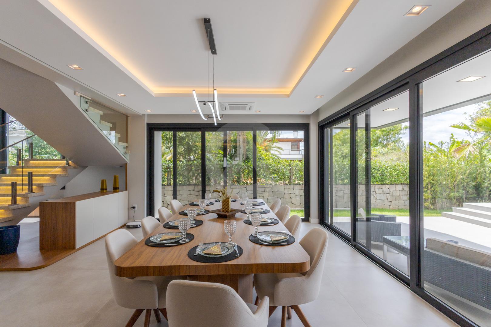 Casa em condom&iacute;nio &agrave; venda mobiliada 4 su&iacute;tes, p&aacute;tio com piscina em Canoas Rua Monte Castelo Canoas - 