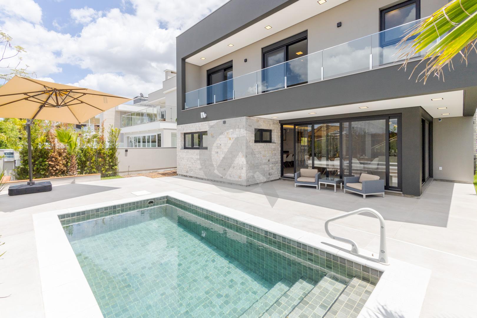 Casa em condom&iacute;nio &agrave; venda mobiliada 4 su&iacute;tes, p&aacute;tio com piscina em Canoas Rua Monte Castelo Canoas - 