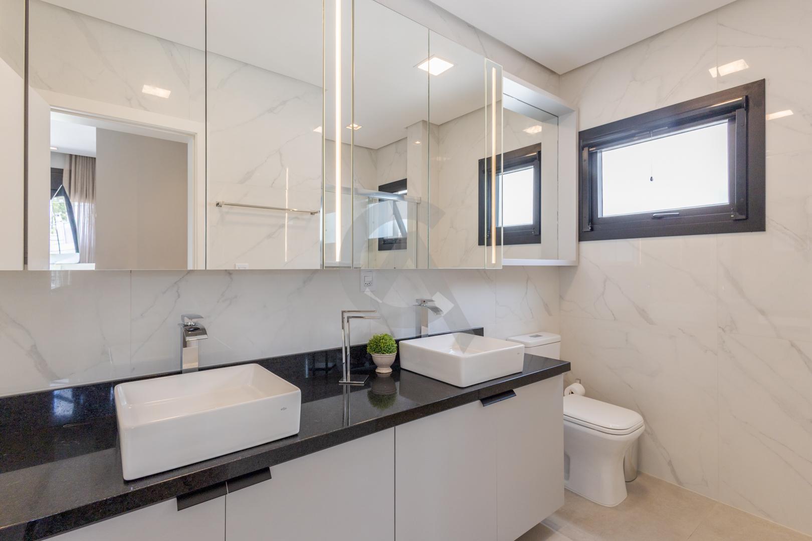 Casa em condom&iacute;nio &agrave; venda mobiliada 4 su&iacute;tes, p&aacute;tio com piscina em Canoas Rua Monte Castelo Canoas - 