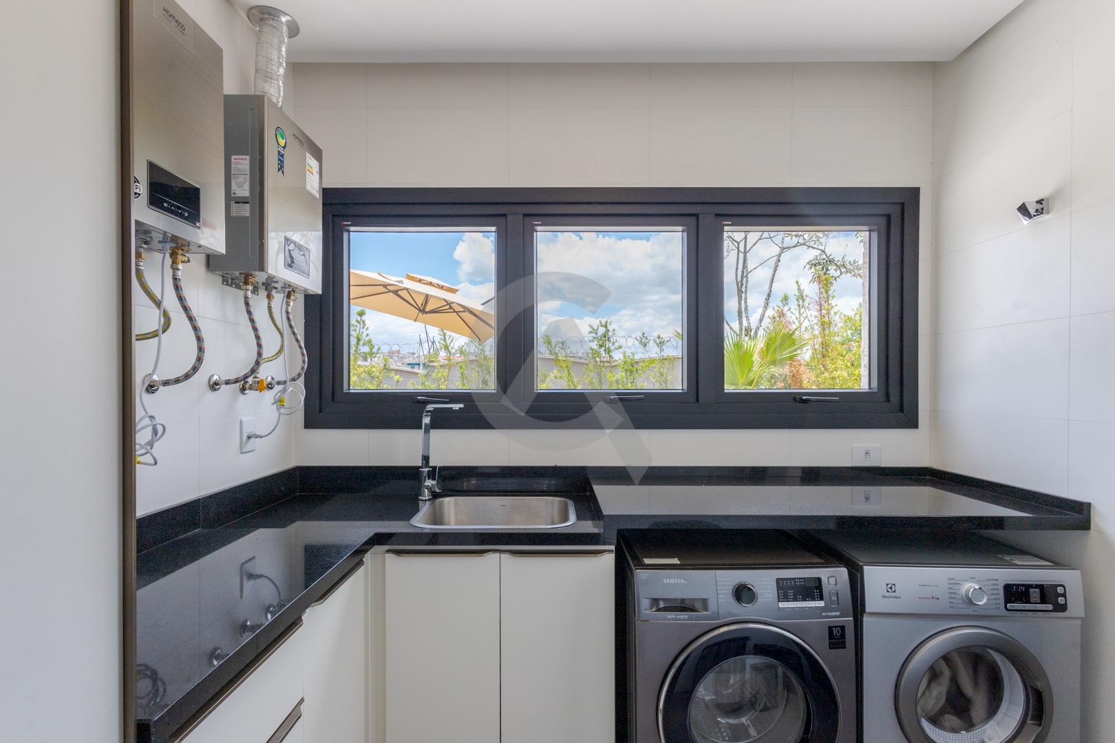 Casa em condom&iacute;nio &agrave; venda mobiliada 4 su&iacute;tes, p&aacute;tio com piscina em Canoas Rua Monte Castelo Canoas - 