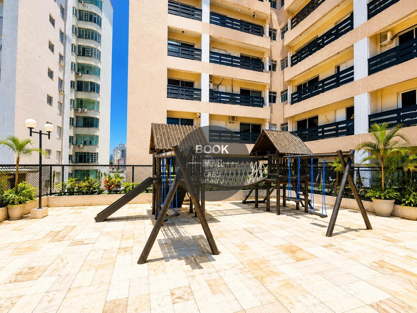 Apartamento mobiliado e reformado em frente &agrave; praia no Centro de S&atilde;o Vicente Avenida Embaixador Pedro de Toledo São Vicente - 