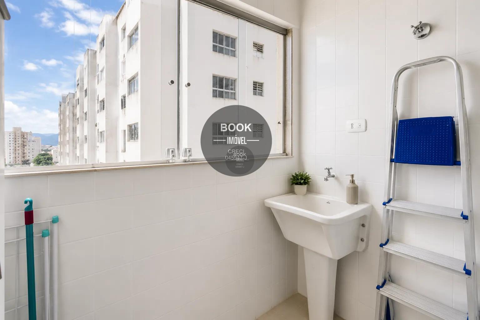 Apartamento mobiliado e reformado em frente &agrave; praia no Centro de S&atilde;o Vicente Avenida Embaixador Pedro de Toledo São Vicente - 
