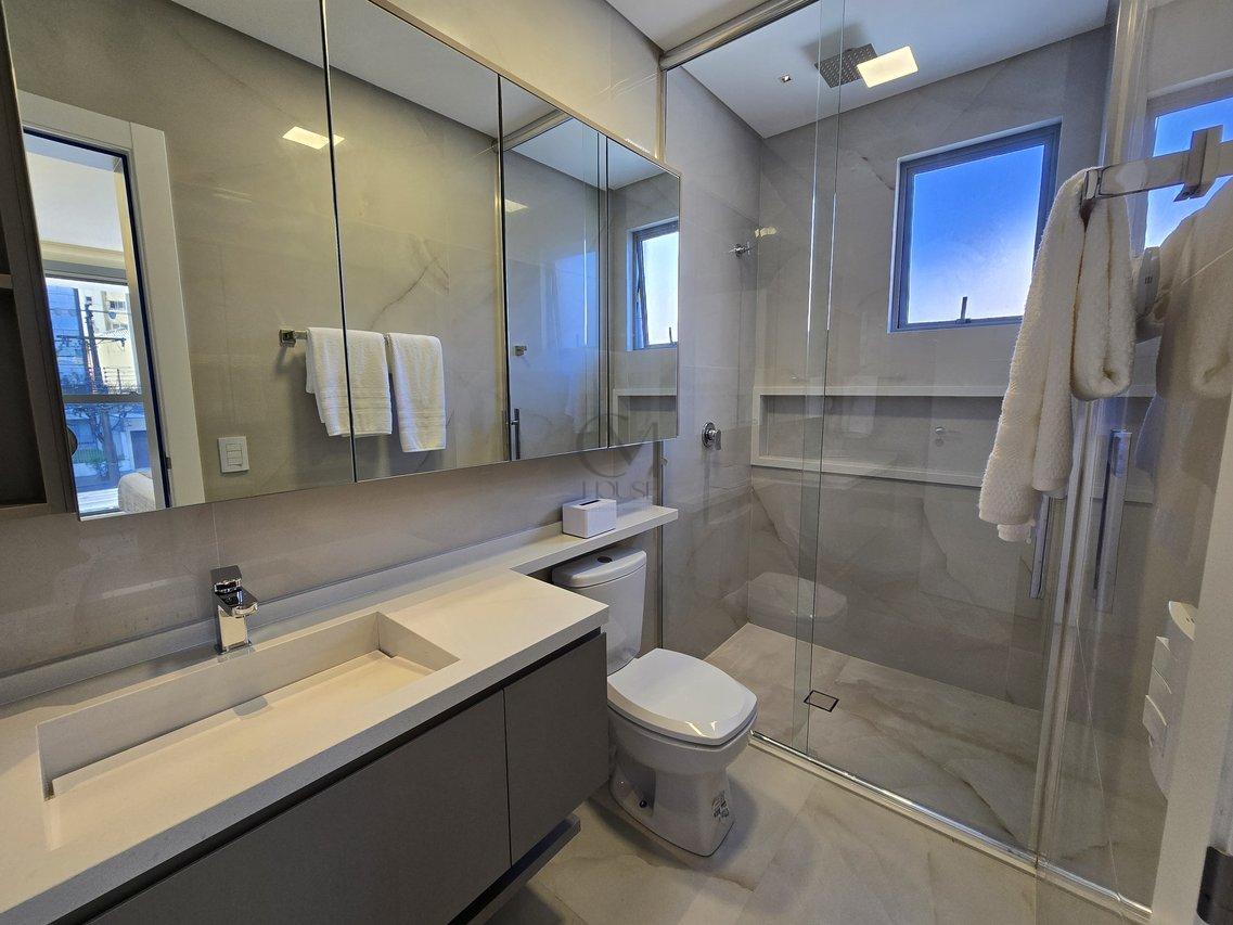 Apartamento 3 quartos com suíte, mobiliado e decorado à uma quadra do Shopping Curitiba  Curitiba - 