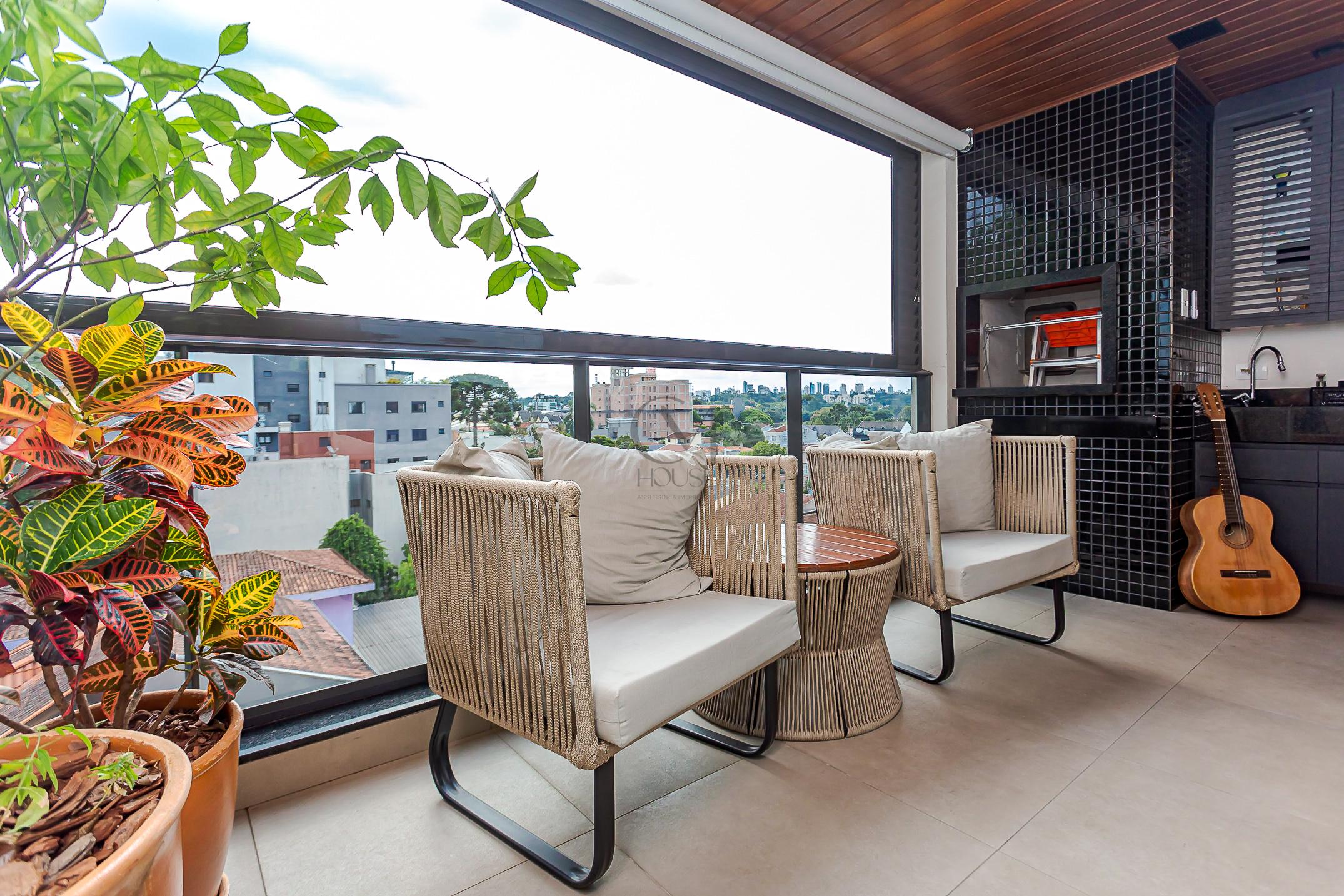 Apartamento completamente mobiliado com 2 quartos (1 su&iacute;te) e 2 vagas de garagem Rua Coronel Airton Plaisant Curitiba - 