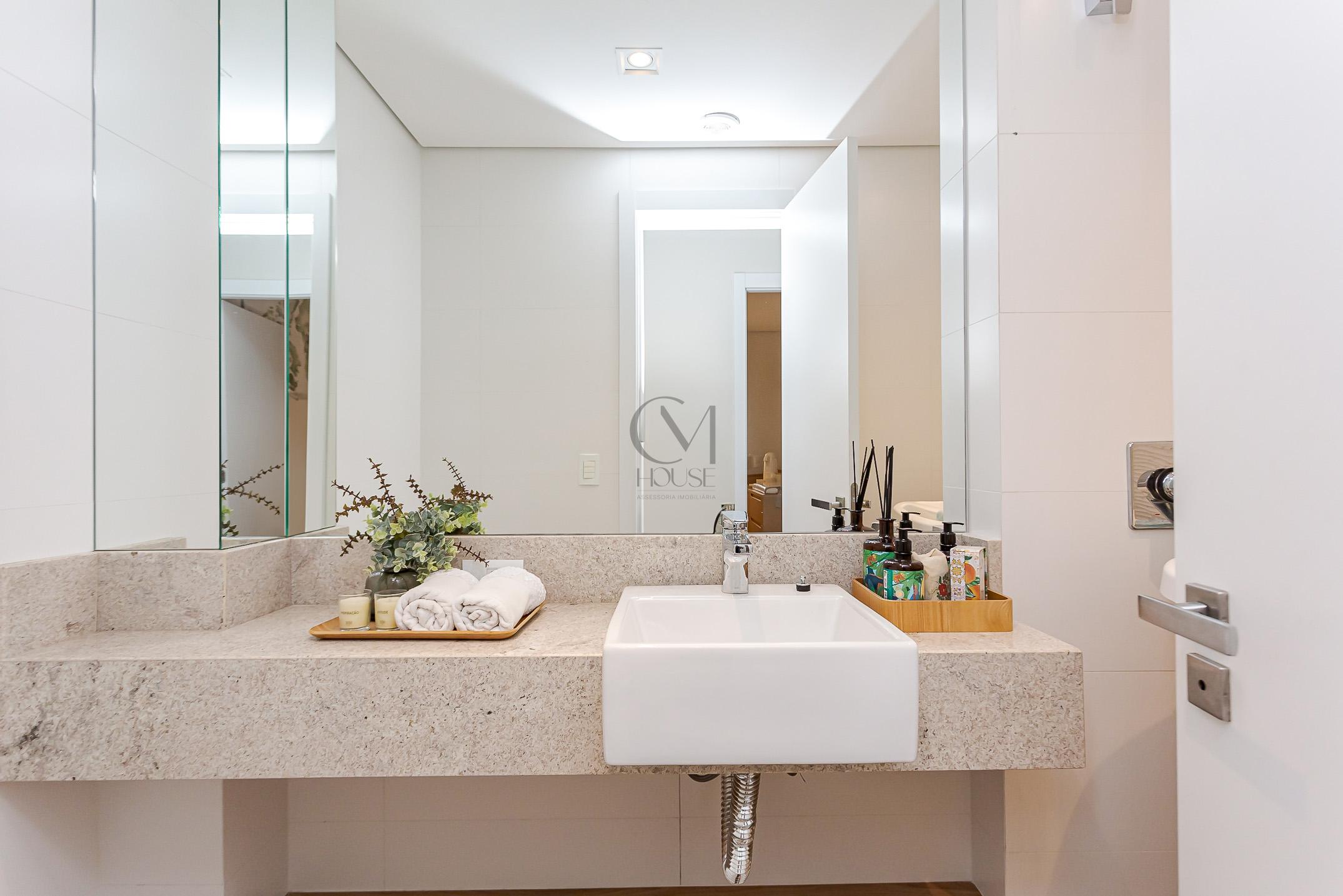 Apartamento completamente mobiliado com 2 quartos (1 su&iacute;te) e 2 vagas de garagem Rua Coronel Airton Plaisant Curitiba - 