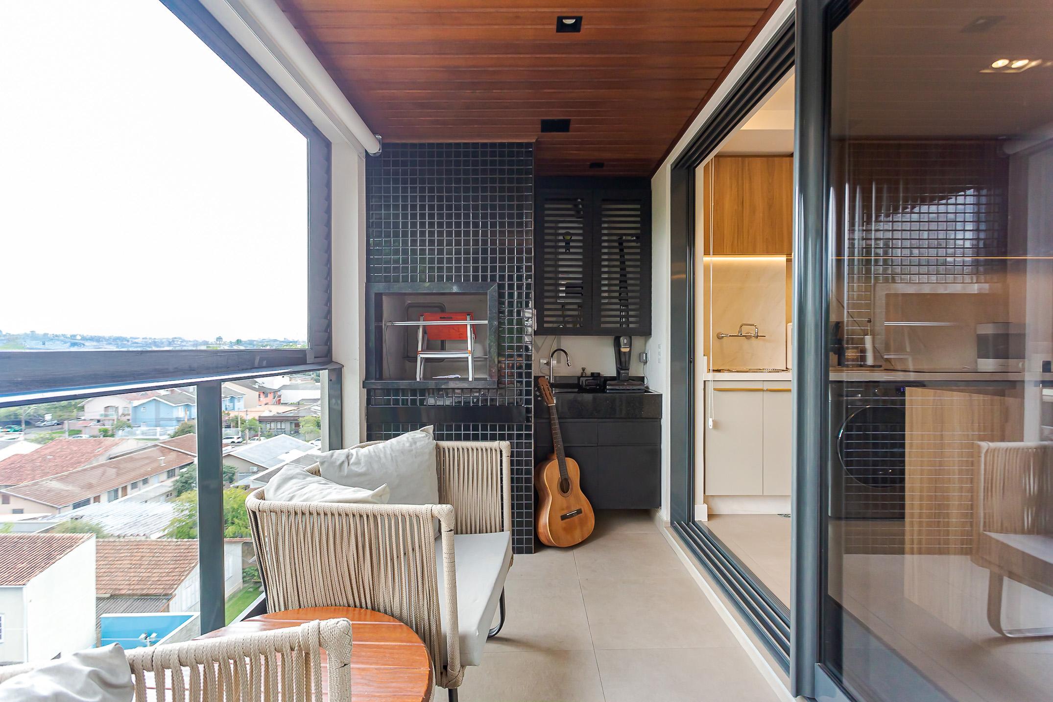 Apartamento completamente mobiliado com 2 quartos (1 su&iacute;te) e 2 vagas de garagem Rua Coronel Airton Plaisant Curitiba - 