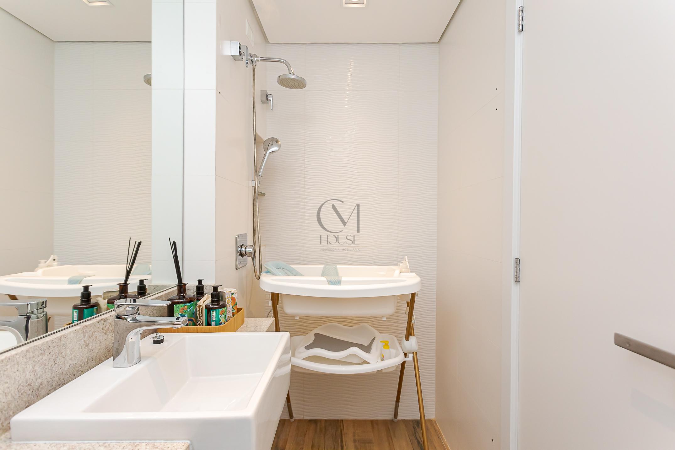 Apartamento completamente mobiliado com 2 quartos (1 su&iacute;te) e 2 vagas de garagem Rua Coronel Airton Plaisant Curitiba - 