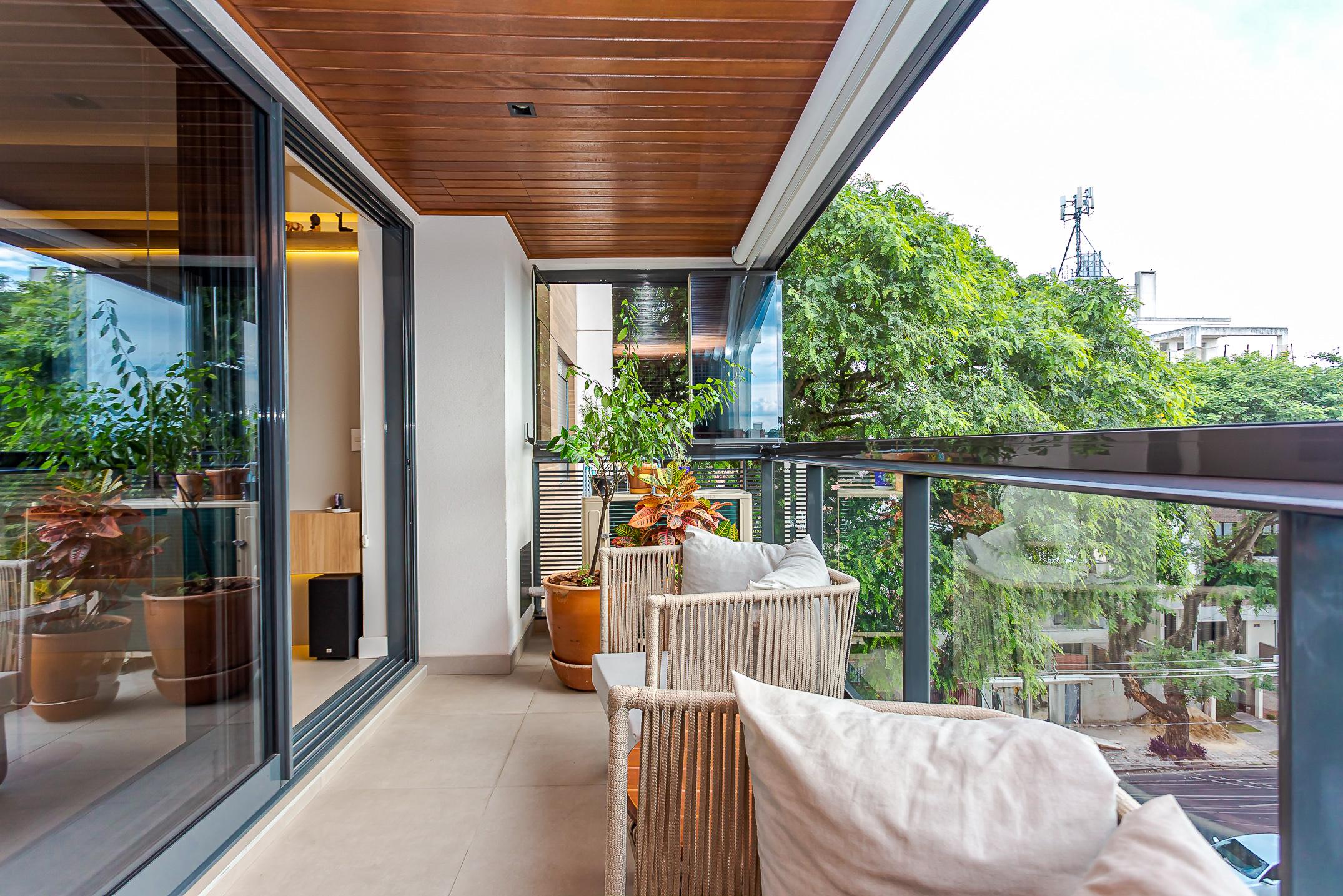 Apartamento completamente mobiliado com 2 quartos (1 su&iacute;te) e 2 vagas de garagem Rua Coronel Airton Plaisant Curitiba - 