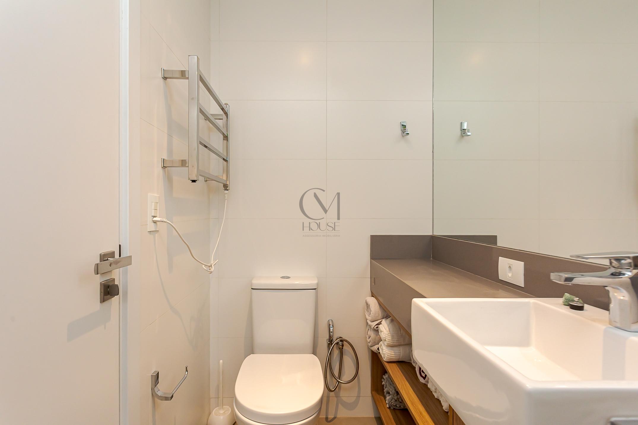 Apartamento completamente mobiliado com 2 quartos (1 su&iacute;te) e 2 vagas de garagem Rua Coronel Airton Plaisant Curitiba - 