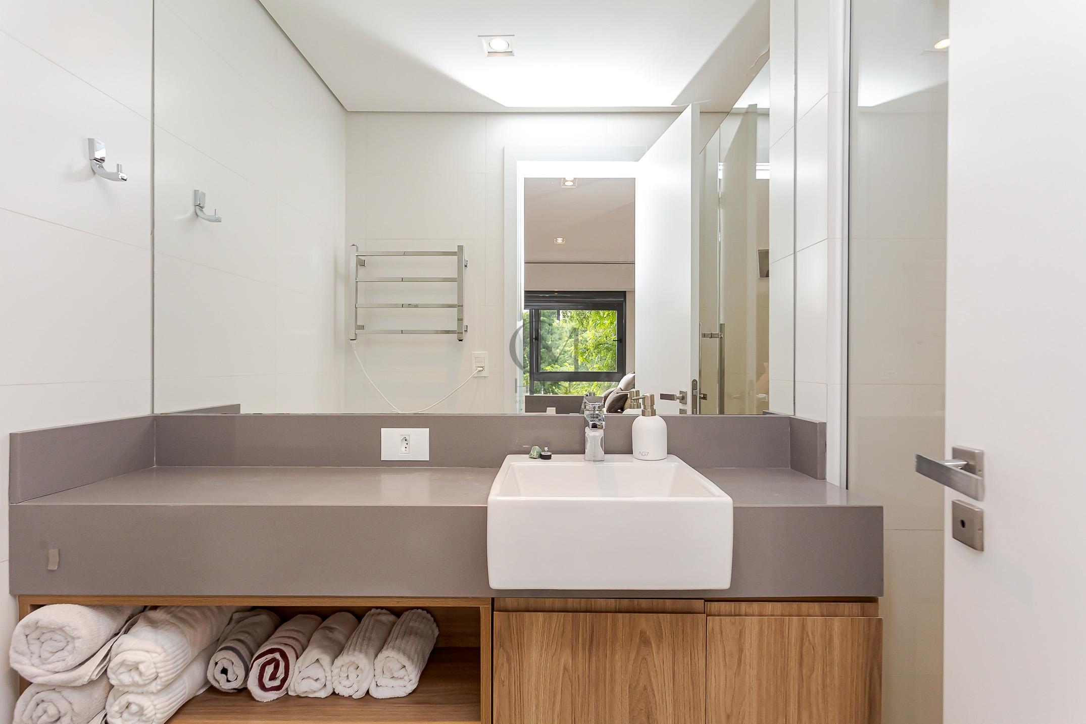 Apartamento completamente mobiliado com 2 quartos (1 su&iacute;te) e 2 vagas de garagem Rua Coronel Airton Plaisant Curitiba - 