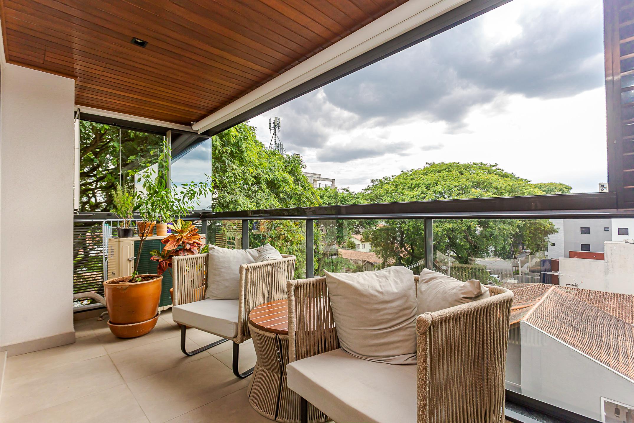 Apartamento completamente mobiliado com 2 quartos (1 su&iacute;te) e 2 vagas de garagem Rua Coronel Airton Plaisant Curitiba - 