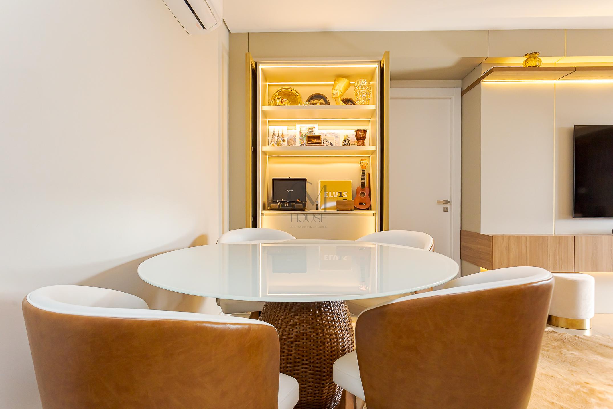 Apartamento completamente mobiliado com 2 quartos (1 su&iacute;te) e 2 vagas de garagem Rua Coronel Airton Plaisant Curitiba - 