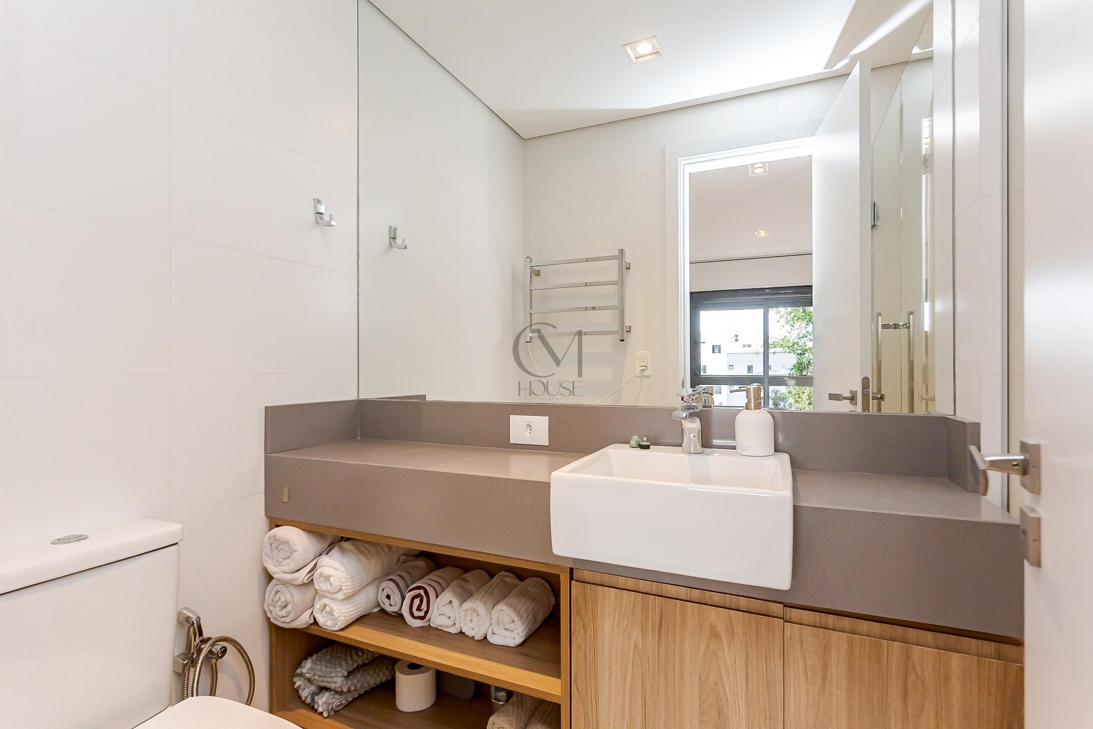 Apartamento completamente mobiliado com 2 quartos (1 su&iacute;te) e 2 vagas de garagem Rua Coronel Airton Plaisant Curitiba - 