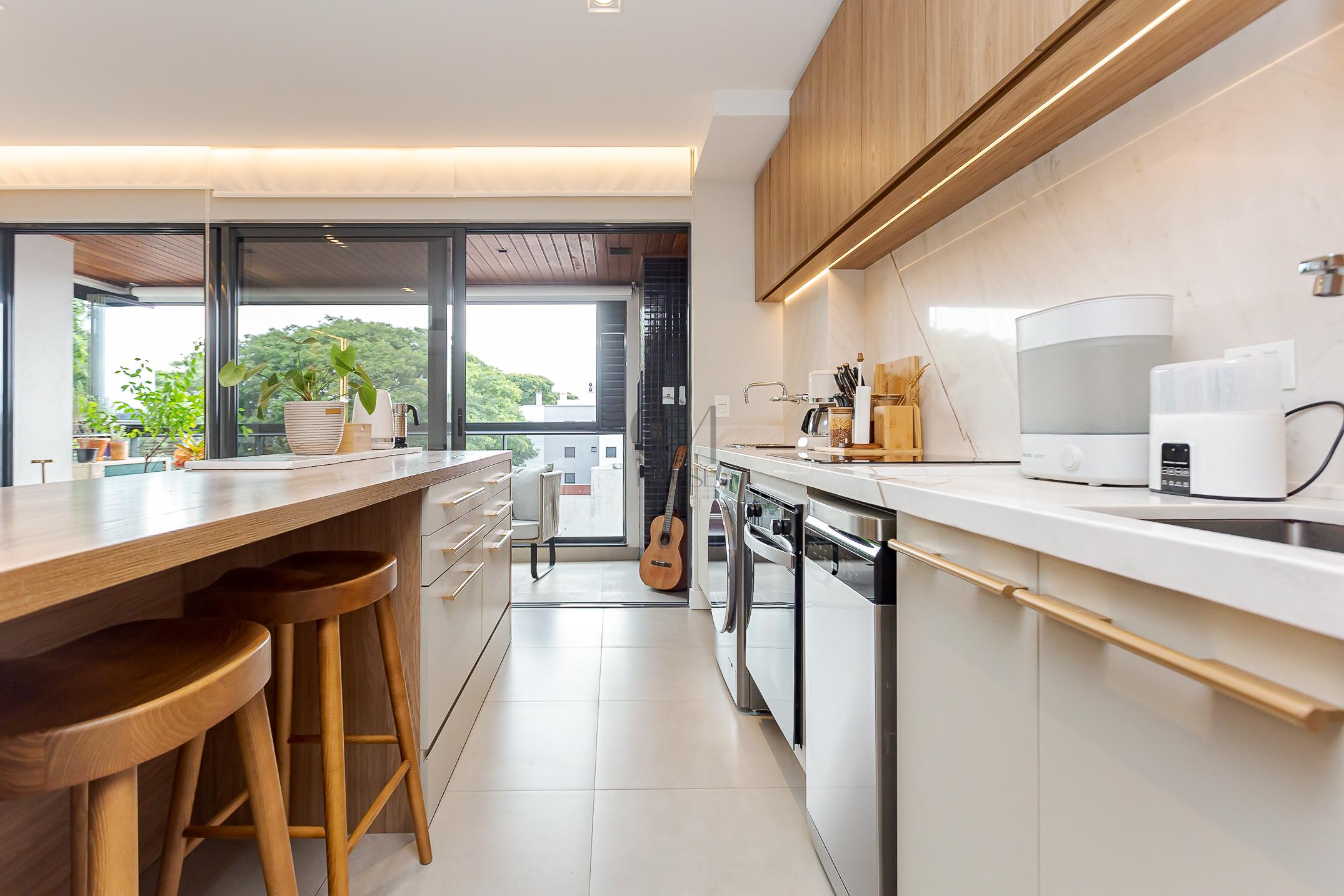 Apartamento completamente mobiliado com 2 quartos (1 su&iacute;te) e 2 vagas de garagem Rua Coronel Airton Plaisant Curitiba - 