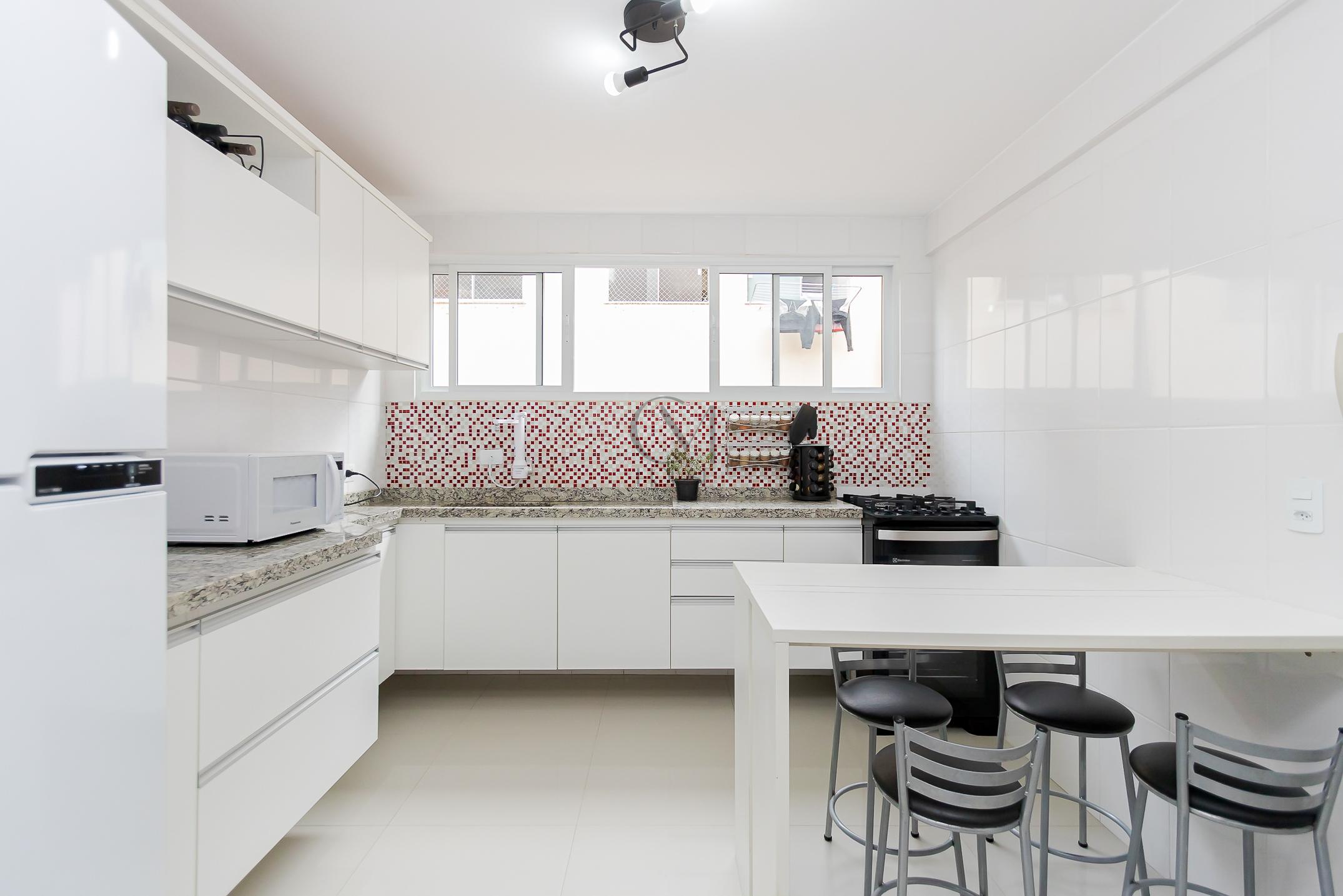 Apartamento 3 quartos com su&iacute;te reformado no &Aacute;gua Verde rua castro Curitiba - 