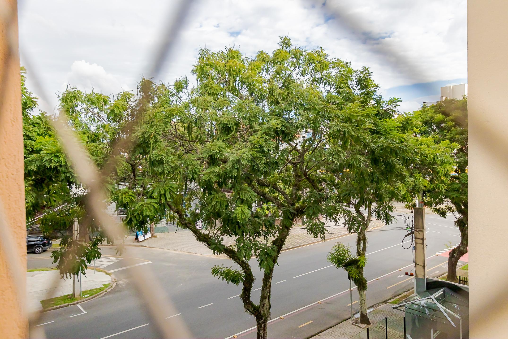 Apartamento 3 quartos com su&iacute;te reformado no &Aacute;gua Verde rua castro Curitiba - 