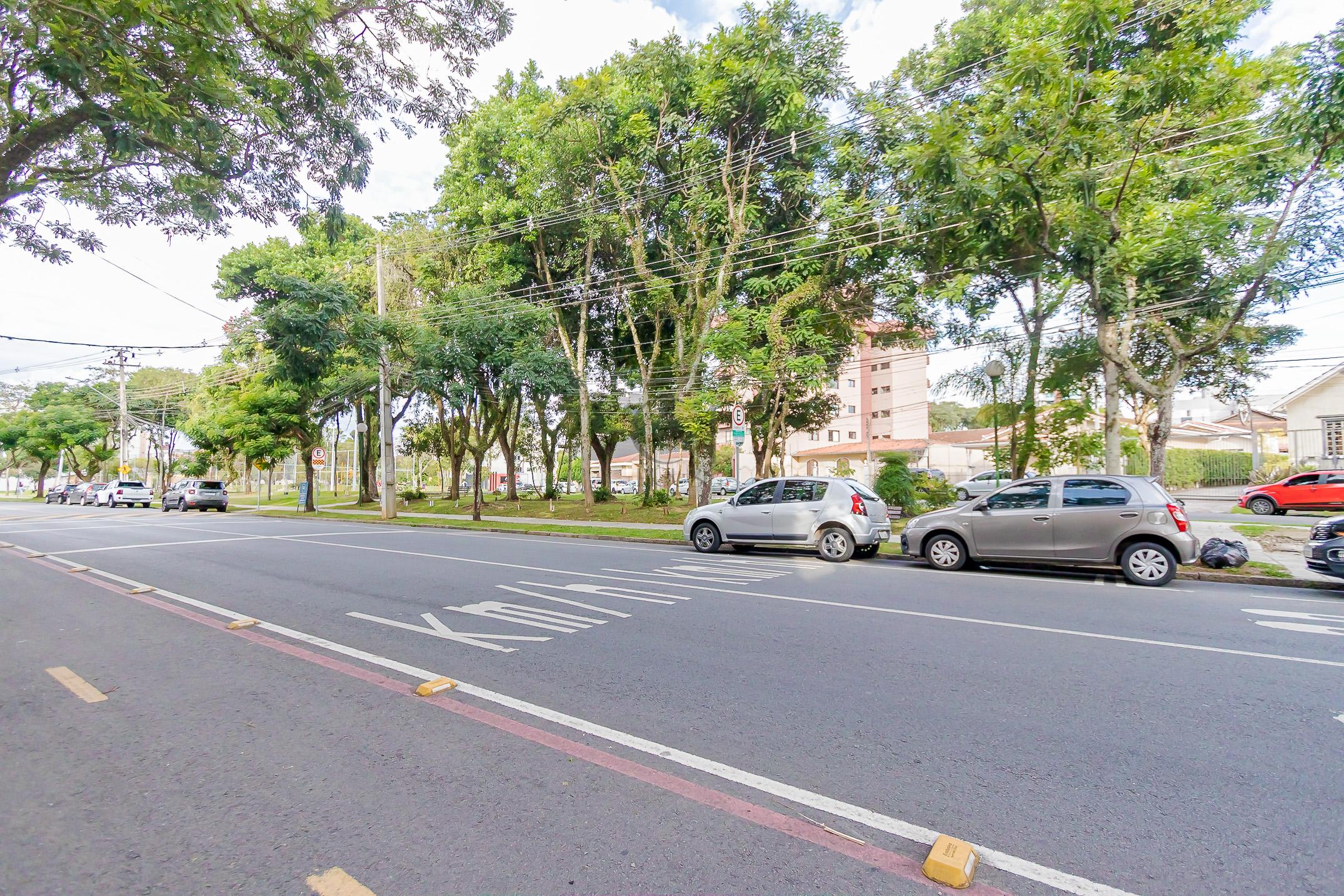 Apartamento 3 quartos com su&iacute;te reformado no &Aacute;gua Verde rua castro Curitiba - 