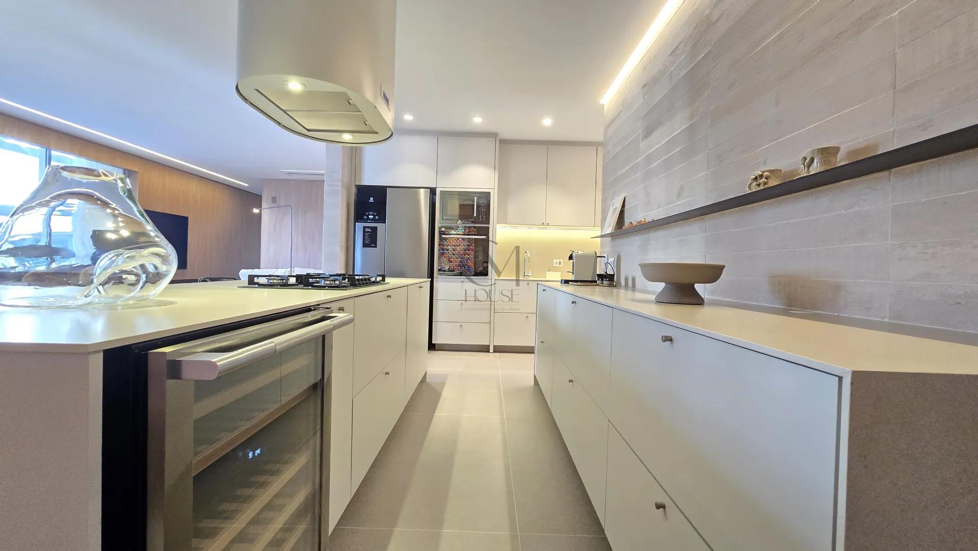 Apartamento 3 su&iacute;tes decorado e mobiliado no Cabral Rua Belém Curitiba - 