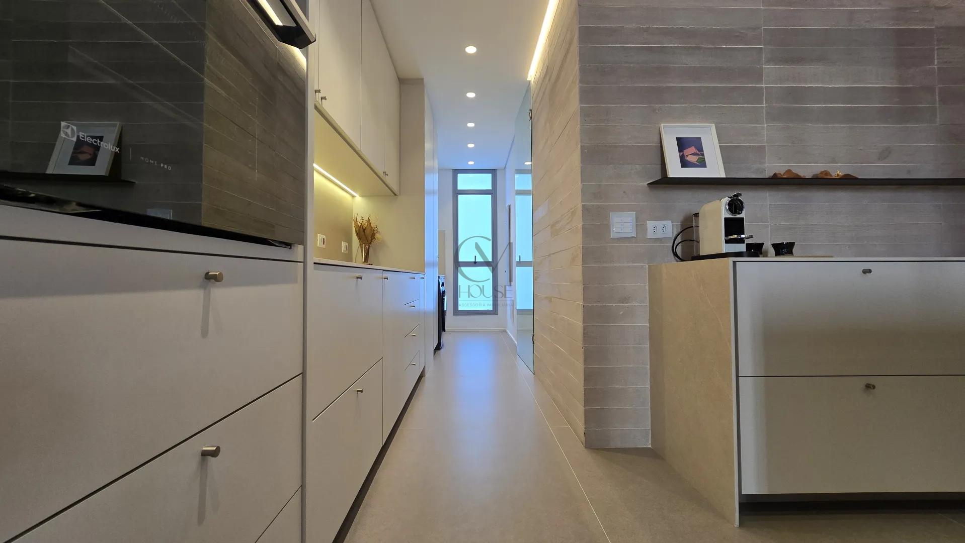 Apartamento 3 su&iacute;tes decorado e mobiliado no Cabral Rua Belém Curitiba - 
