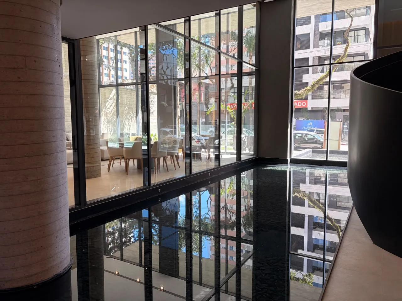 Apartamento 3 su&iacute;tes decorado e mobiliado no Cabral Rua Belém Curitiba - 