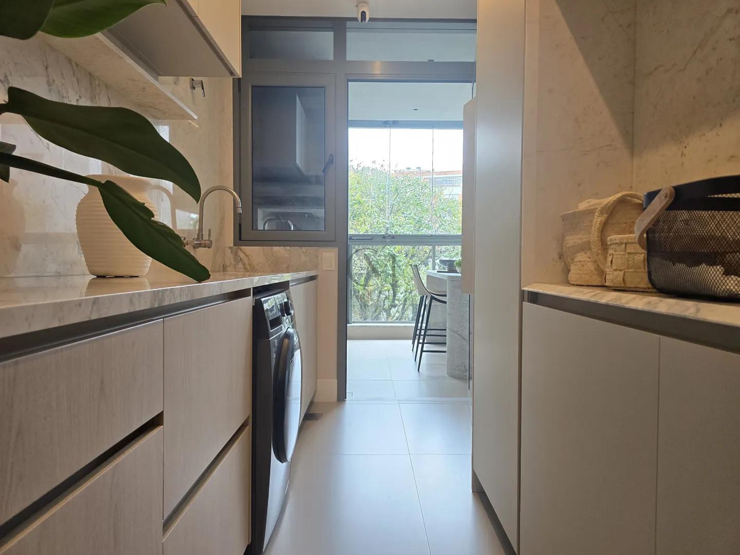 Apartamento impec&aacute;vel mobiliado e decorado no Batel Rua Teixeira Coelho Curitiba - 