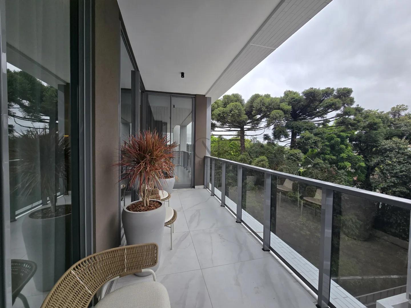 Apartamento 3 su&iacute;tes decorado e mobiliado em frente ao Parque Barigui  Curitiba - 