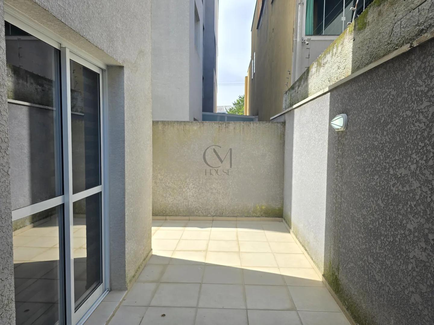 Apartamento garden com 2 quartos semimobiliado, muito espa&ccedil;o e sol Rua Paraíba Curitiba - 