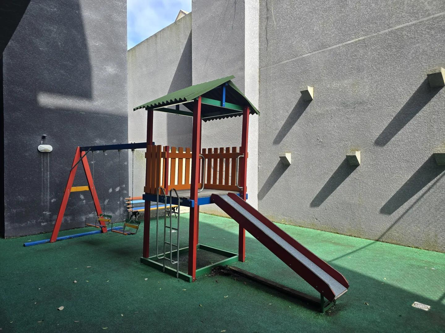 Apartamento garden com 2 quartos semimobiliado, muito espa&ccedil;o e sol Rua Paraíba Curitiba - 