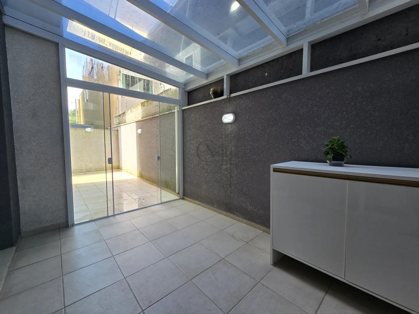Apartamento garden com 2 quartos semimobiliado, muito espa&ccedil;o e sol Rua Paraíba Curitiba - 